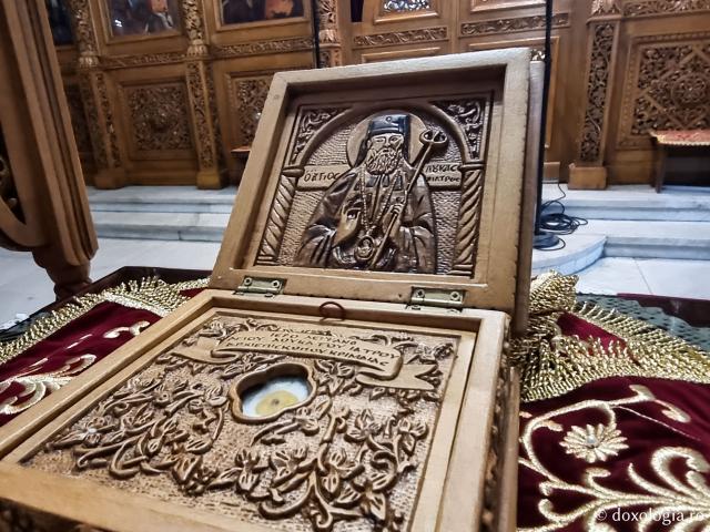 Închinare la moaștele Sfântului Ierarh Luca al Crimeii de la Biserica „Sfântul Atanasie” din Tesalonic / Foto: Magda Buftea Închinare la moaștele Sfântului Ierarh Luca al Crimeii de la Biserica „Sfântul Atanasie” din Tesalonic
