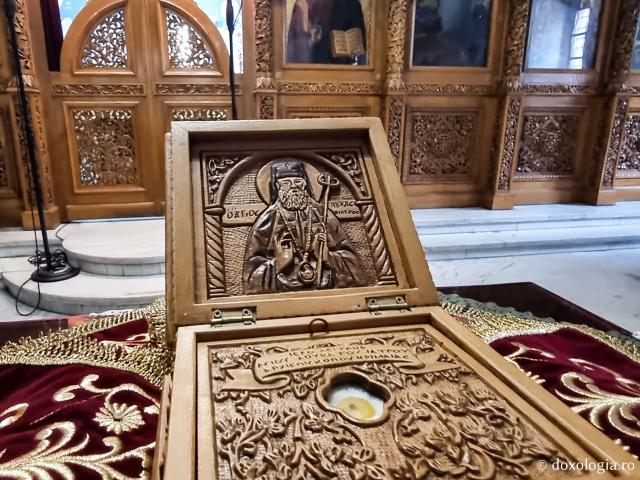 Închinare la moaștele Sfântului Ierarh Luca al Crimeii de la Biserica „Sfântul Atanasie” din Tesalonic / Foto: Magda Buftea Închinare la moaștele Sfântului Ierarh Luca al Crimeii de la Biserica „Sfântul Atanasie” din Tesalonic