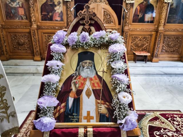Închinare la moaștele Sfântului Ierarh Luca al Crimeii de la Biserica „Sfântul Atanasie” din Tesalonic / Foto: Magda Buftea Închinare la moaștele Sfântului Ierarh Luca al Crimeii de la Biserica „Sfântul Atanasie” din Tesalonic