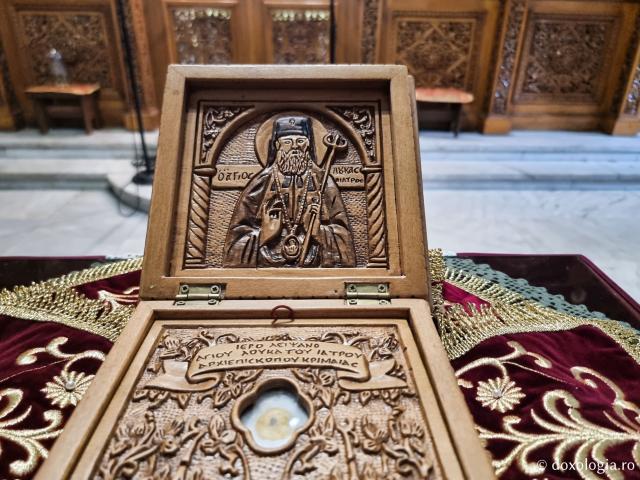 Închinare la moaștele Sfântului Ierarh Luca al Crimeii de la Biserica „Sfântul Atanasie” din Tesalonic / Foto: Magda Buftea Închinare la moaștele Sfântului Ierarh Luca al Crimeii de la Biserica „Sfântul Atanasie” din Tesalonic