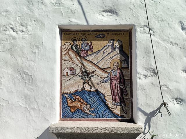 Baptisteriul din Patmos unde Sfântul Ioan Evanghelistul a botezat locuitorii păgâni ai insulei / Foto: Pr. Marin Osoianu Baptisteriul din Patmos unde Sfântul Ioan Evanghelistul a botezat locuitorii păgâni ai insulei