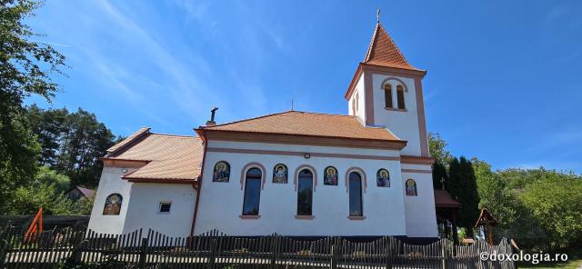 Biserica Ortodoxă Română „Sfânta Treime” și „Sfântul Efrem cel Nou” din Viscri / Foto: Bogdan Zamfirescu Biserica Ortodoxă Română „Sfânta Treime” și „Sfântul Efrem cel Nou” din Viscri