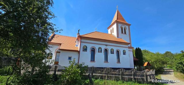 Biserica Ortodoxă Română „Sfânta Treime” și „Sfântul Efrem cel Nou” din Viscri / Foto: Bogdan Zamfirescu Biserica Ortodoxă Română „Sfânta Treime” și „Sfântul Efrem cel Nou” din Viscri