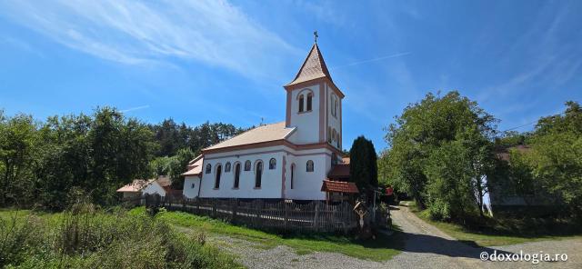 Biserica Ortodoxă Română „Sfânta Treime” și „Sfântul Efrem cel Nou” din Viscri / Foto: Bogdan Zamfirescu Biserica Ortodoxă Română „Sfânta Treime” și „Sfântul Efrem cel Nou” din Viscri