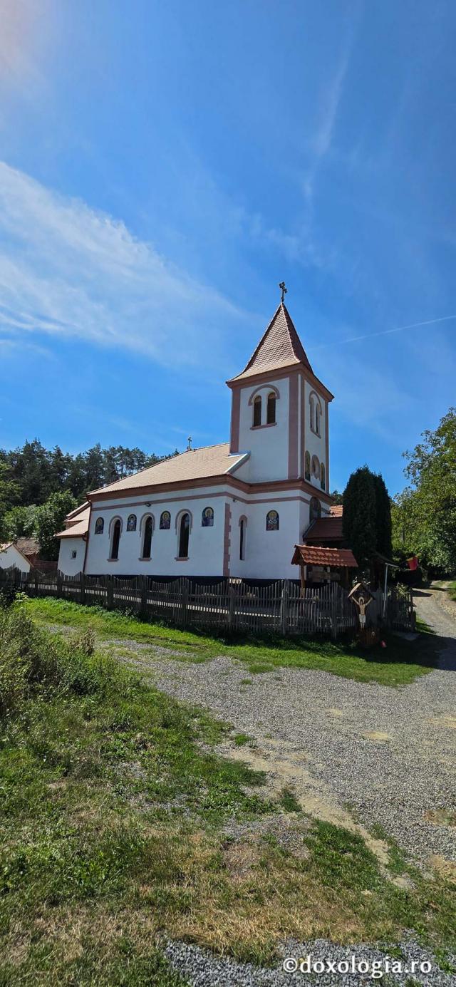 Biserica Ortodoxă Română „Sfânta Treime” și „Sfântul Efrem cel Nou” din Viscri / Foto: Bogdan Zamfirescu Biserica Ortodoxă Română „Sfânta Treime” și „Sfântul Efrem cel Nou” din Viscri