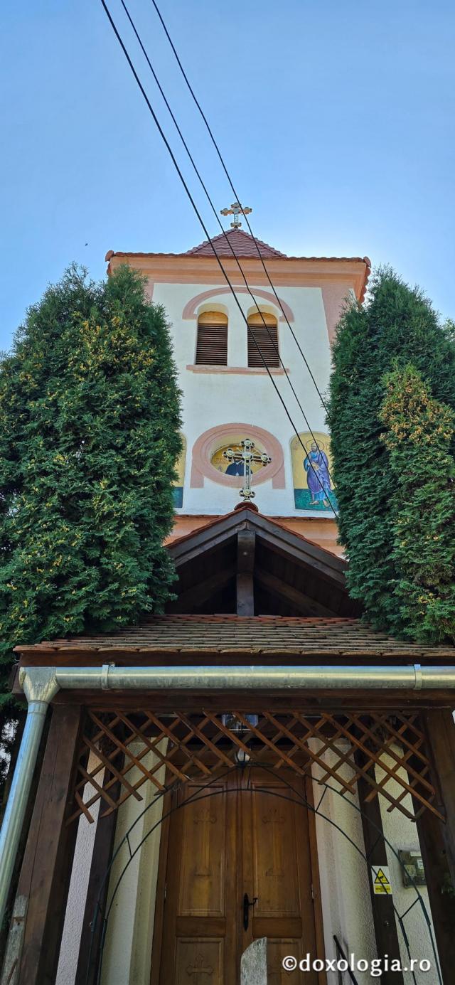 Biserica Ortodoxă Română „Sfânta Treime” și „Sfântul Efrem cel Nou” din Viscri / Foto: Bogdan Zamfirescu Biserica Ortodoxă Română „Sfânta Treime” și „Sfântul Efrem cel Nou” din Viscri