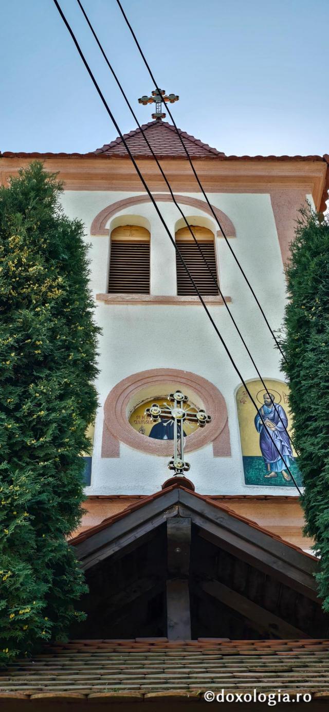 Biserica Ortodoxă Română „Sfânta Treime” și „Sfântul Efrem cel Nou” din Viscri / Foto: Bogdan Zamfirescu Biserica Ortodoxă Română „Sfânta Treime” și „Sfântul Efrem cel Nou” din Viscri