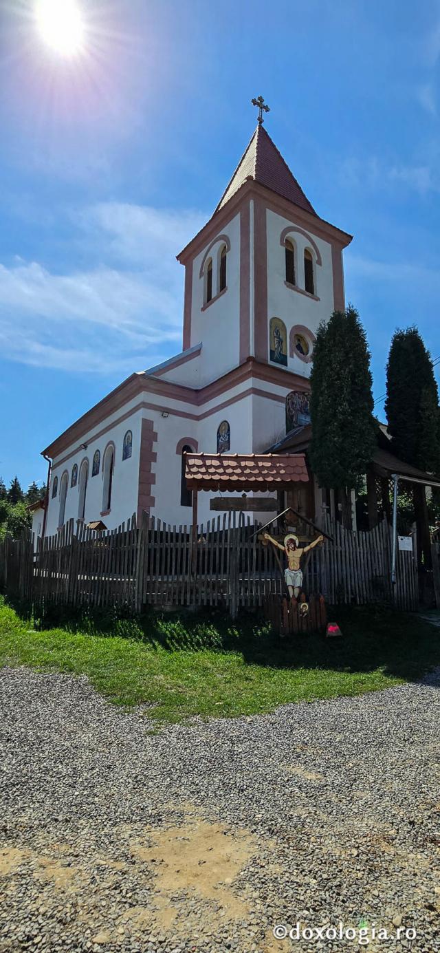 Biserica Ortodoxă Română „Sfânta Treime” și „Sfântul Efrem cel Nou” din Viscri / Foto: Bogdan Zamfirescu Biserica Ortodoxă Română „Sfânta Treime” și „Sfântul Efrem cel Nou” din Viscri