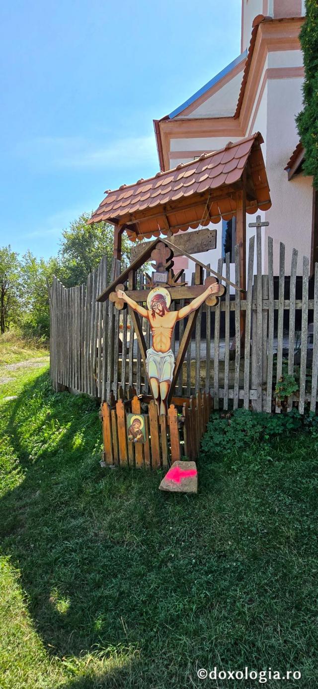 Biserica Ortodoxă Română „Sfânta Treime” și „Sfântul Efrem cel Nou” din Viscri / Foto: Bogdan Zamfirescu Biserica Ortodoxă Română „Sfânta Treime” și „Sfântul Efrem cel Nou” din Viscri