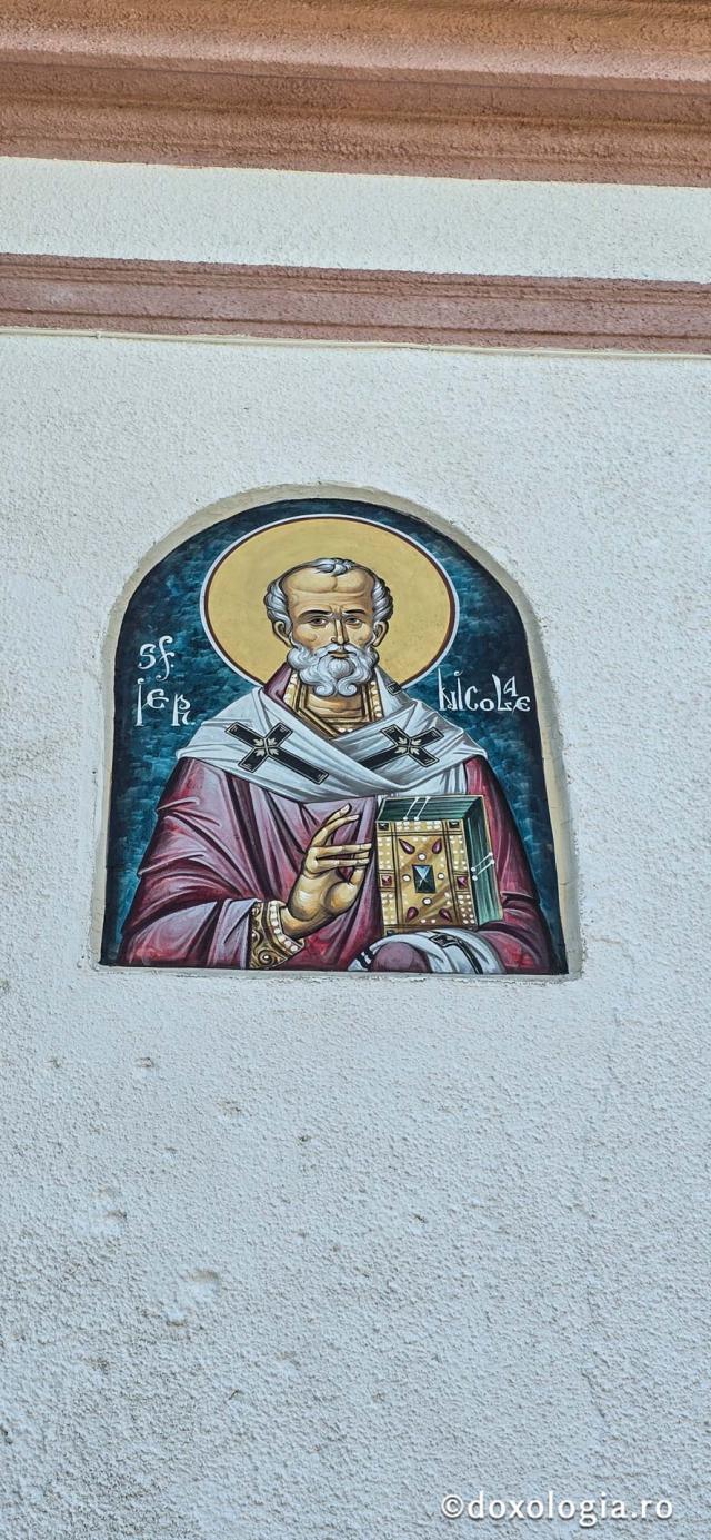 Biserica Ortodoxă Română „Sfânta Treime” și „Sfântul Efrem cel Nou” din Viscri / Foto: Bogdan Zamfirescu Biserica Ortodoxă Română „Sfânta Treime” și „Sfântul Efrem cel Nou” din Viscri
