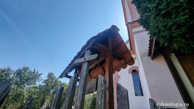 Biserica Ortodoxă Română „Sfânta Treime” și „Sfântul Efrem cel Nou” din Viscri / Foto: Crina Zamfirescu Biserica Ortodoxă Română „Sfânta Treime” și „Sfântul Efrem cel Nou” din Viscri