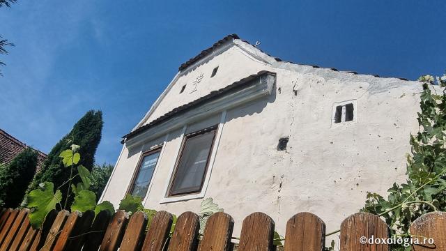 Biserica Ortodoxă Română „Sfânta Treime” și „Sfântul Efrem cel Nou” din Viscri / Foto: Crina Zamfirescu Biserica Ortodoxă Română „Sfânta Treime” și „Sfântul Efrem cel Nou” din Viscri