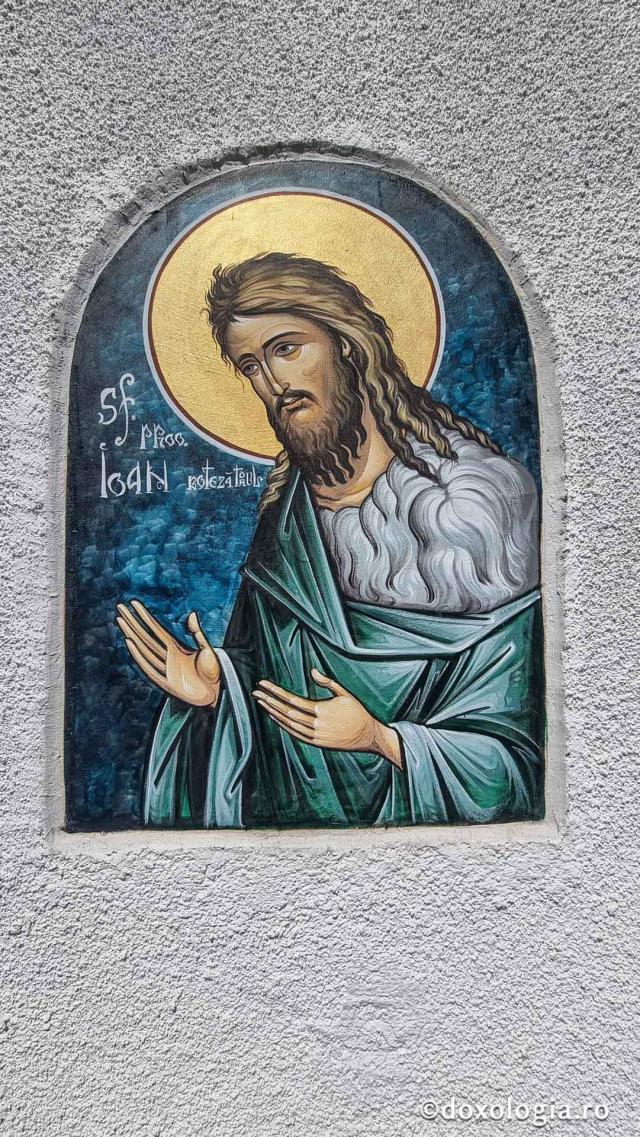 Biserica Ortodoxă Română „Sfânta Treime” și „Sfântul Efrem cel Nou” din Viscri / Foto: Crina Zamfirescu Biserica Ortodoxă Română „Sfânta Treime” și „Sfântul Efrem cel Nou” din Viscri