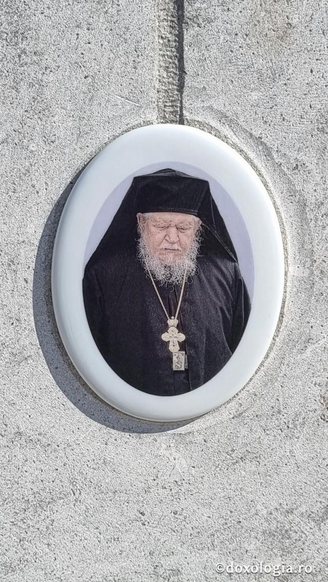 Mormântul părintelui Teofil Părăian, Mănăstirea Brâncoveanu de la Sâmbăta de Sus