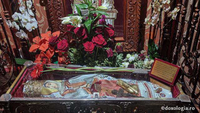 Racla cu moaștele Sfintei Filofteia de la Curtea de Argeș