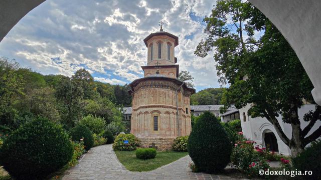 Mănăstirea Dintr-un Lemn - Biserica de piatră
