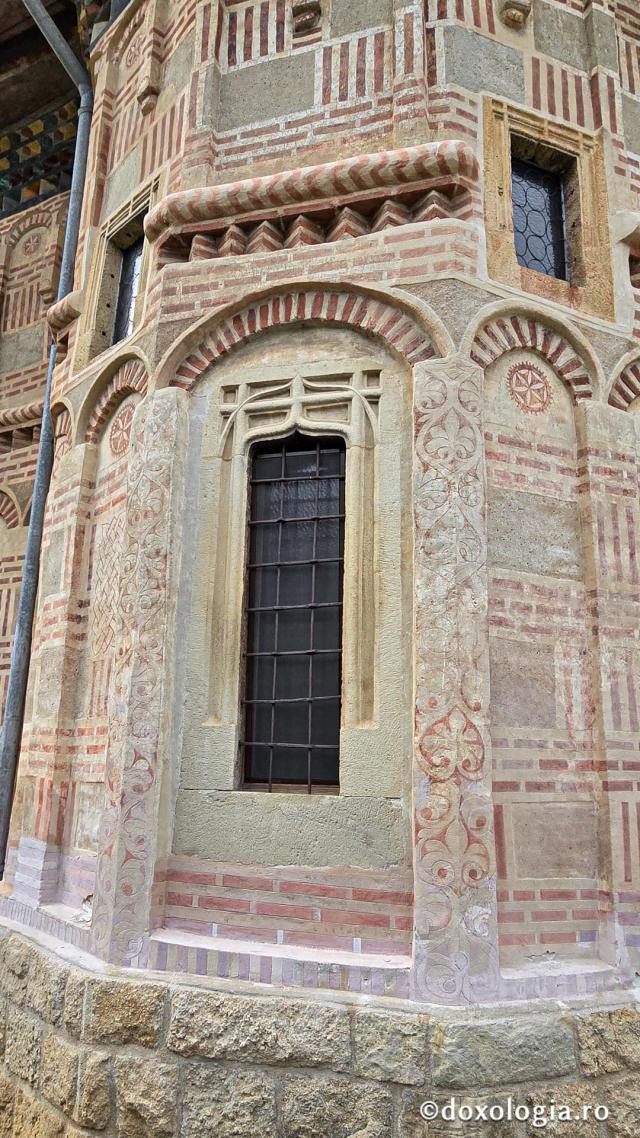 Mănăstirea Dintr-un Lemn - Biserica de piatră