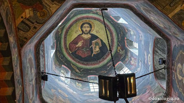 Mănăstirea Dintr-un Lemn - Biserica de piatră