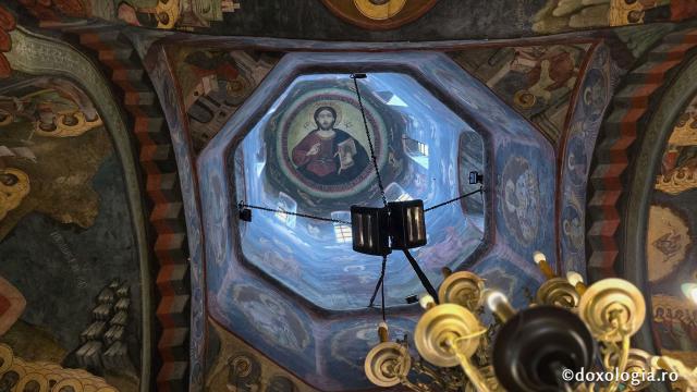 Mănăstirea Dintr-un Lemn - Biserica de piatră