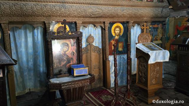 Mănăstirea Dintr-un Lemn - Biserica construită dintr-un stejar