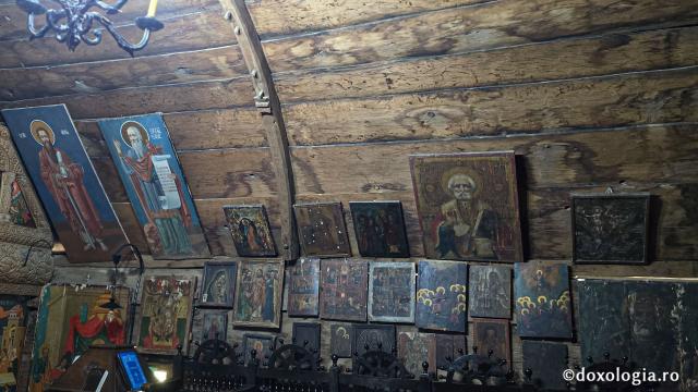 Mănăstirea Dintr-un Lemn - Biserica construită dintr-un stejar