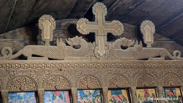 Mănăstirea Dintr-un Lemn - Biserica construită dintr-un stejar