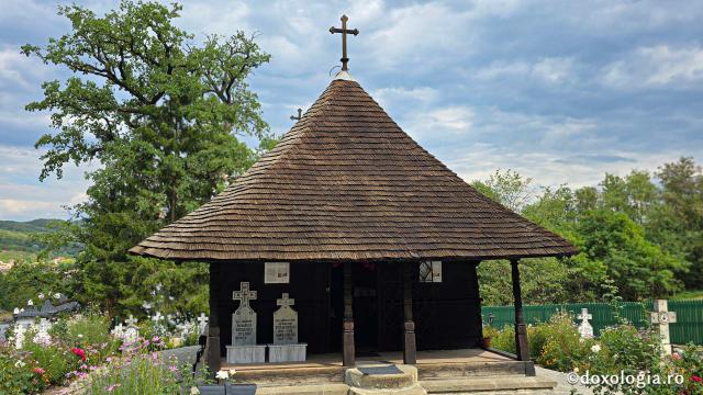 Mănăstirea Dintr-un Lemn - Biserica construită dintr-un stejar