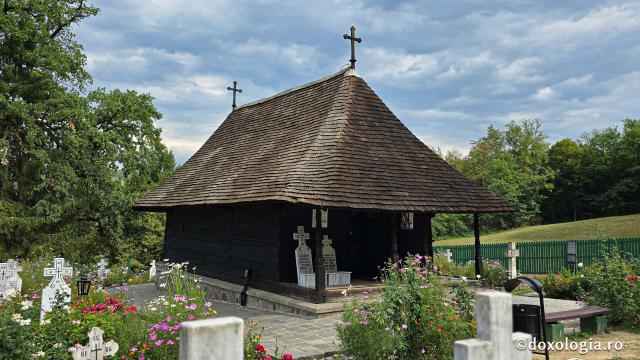 Mănăstirea Dintr-un Lemn - Biserica construită dintr-un stejar