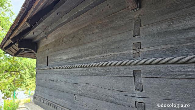 Mănăstirea Dintr-un Lemn - Biserica construită dintr-un stejar