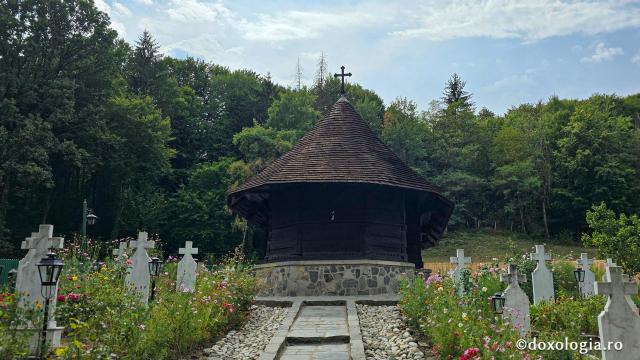 Mănăstirea Dintr-un Lemn - Biserica construită dintr-un stejar