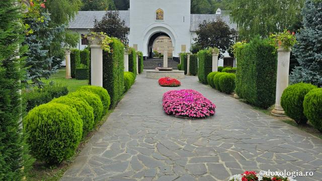 Mănăstirea Dintr-un Lemn