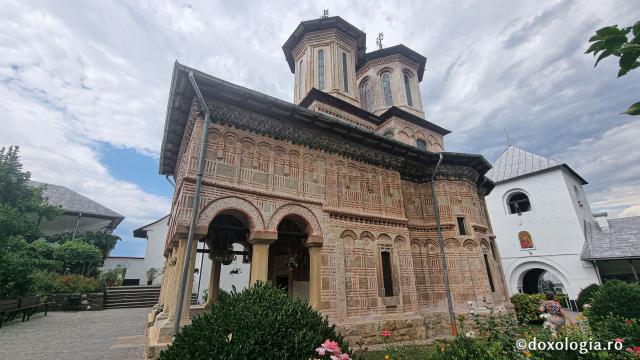 Mănăstirea Dintr-un Lemn - Biserica de piatră