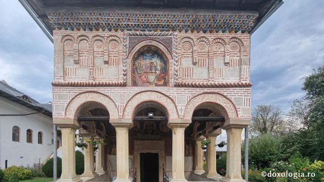 Mănăstirea Dintr-un Lemn - Biserica de piatră