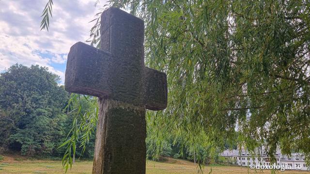 Mănăstirea Dintr-un Lemn