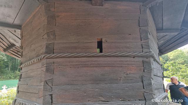 Mănăstirea Dintr-un Lemn - Biserica construită dintr-un stejar