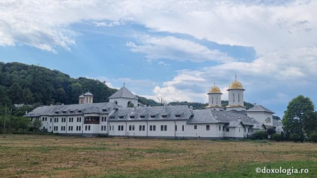 Mănăstirea Dintr-un Lemn