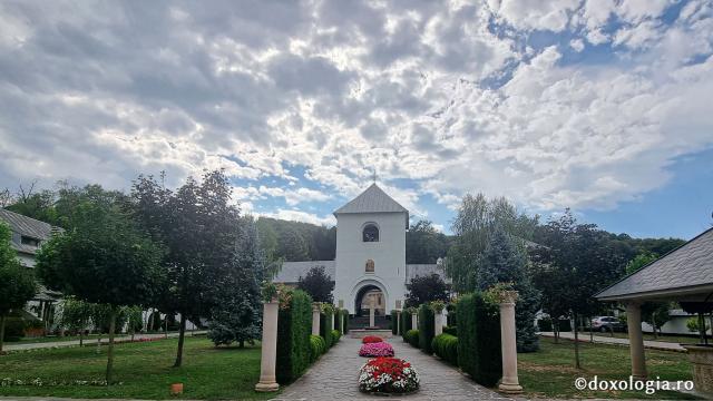 Mănăstirea Dintr-un Lemn
