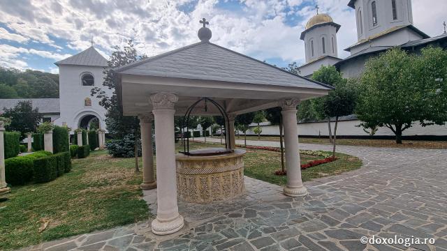Mănăstirea Dintr-un Lemn