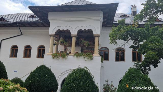 Mănăstirea Dintr-un Lemn