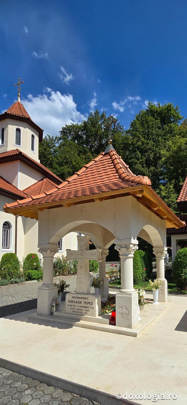 Mănăstirea „Sfântul Mare Mucenic Dimitrie” Sighișoara