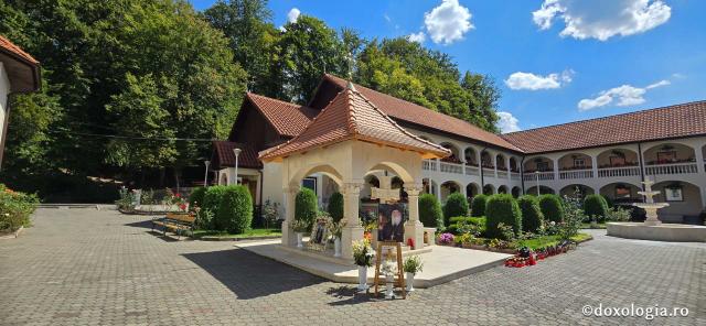 Mănăstirea „Sfântul Mare Mucenic Dimitrie” Sighișoara