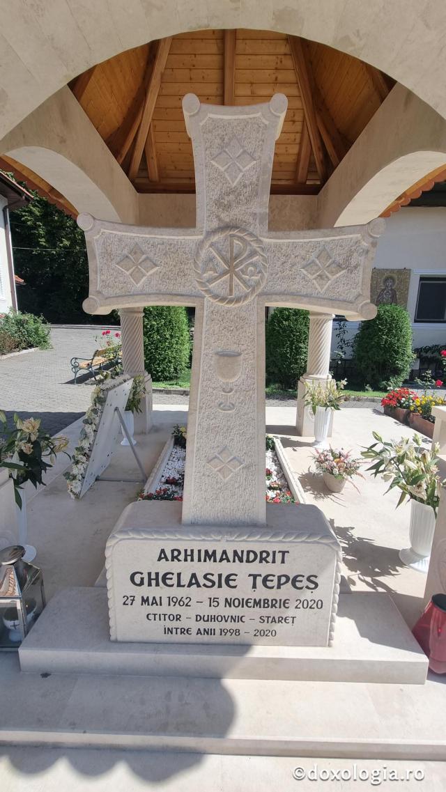 Mănăstirea „Sfântul Mare Mucenic Dimitrie” Sighișoara