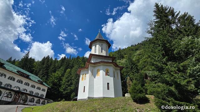 „Drumul prin nori”: pelerinaj la Mănăstirea Sfântul Ilie Paltinul, pe Transfăgărășan / Foto: Bogdan Zamfirescu Mănăstirea Sfântul Ilie Paltinul