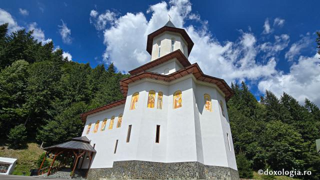 „Drumul prin nori”: pelerinaj la Mănăstirea Sfântul Ilie Paltinul, pe Transfăgărășan / Foto: Bogdan Zamfirescu Mănăstirea Sfântul Ilie Paltinul