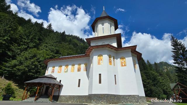 „Drumul prin nori”: pelerinaj la Mănăstirea Sfântul Ilie Paltinul, pe Transfăgărășan / Foto: Bogdan Zamfirescu Mănăstirea Sfântul Ilie Paltinul