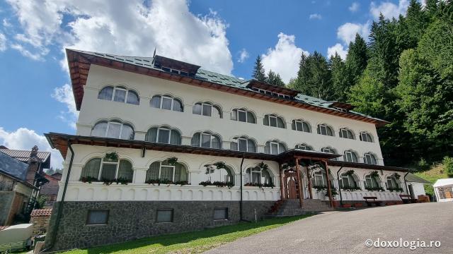 „Drumul prin nori”: pelerinaj la Mănăstirea Sfântul Ilie Paltinul, pe Transfăgărășan / Foto: Crina Zamfirescu Mănăstirea Sfântul Ilie Paltinul