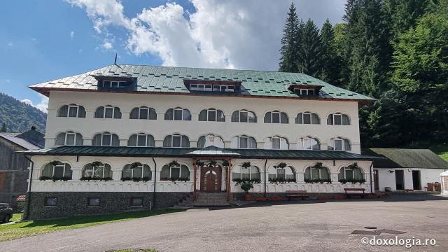 „Drumul prin nori”: pelerinaj la Mănăstirea Sfântul Ilie Paltinul, pe Transfăgărășan / Foto: Crina Zamfirescu Mănăstirea Sfântul Ilie Paltinul