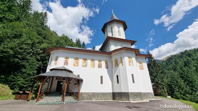 „Drumul prin nori”: pelerinaj la Mănăstirea Sfântul Ilie Paltinul, pe Transfăgărășan / Foto: Crina Zamfirescu Mănăstirea Sfântul Ilie Paltinul