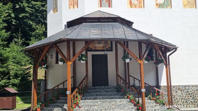 „Drumul prin nori”: pelerinaj la Mănăstirea Sfântul Ilie Paltinul, pe Transfăgărășan / Foto: Crina Zamfirescu Mănăstirea Sfântul Ilie Paltinul