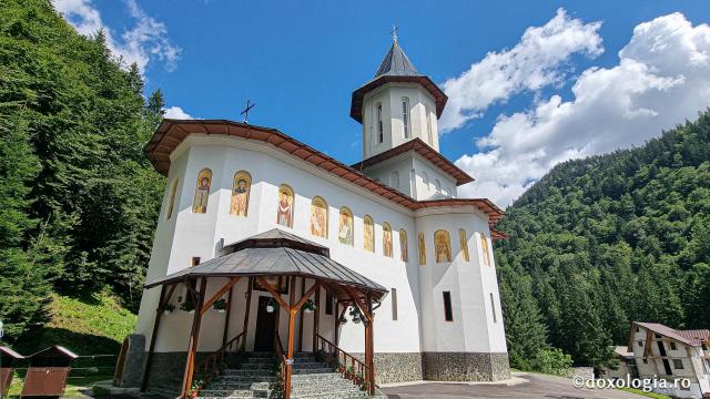 „Drumul prin nori”: pelerinaj la Mănăstirea Sfântul Ilie Paltinul, pe Transfăgărășan / Foto: Crina Zamfirescu Mănăstirea Sfântul Ilie Paltinul